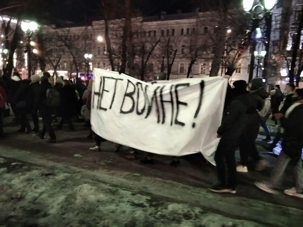 Demonstrierende in Moskau halten Banner mit der Aufschrift "Nein zum Krieg"